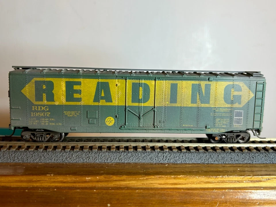 ATHEARN #????  Reading 50' "Banner" P.D. Box Car #19807 w/Kadees  H.O. 1:87 - Image 1 of 1