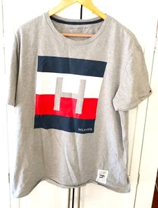 Camiseta Tommy Hilfiger Gris Algodón Con Logotipo Deletreado Grande Talla XL - Imagen 1 de 6