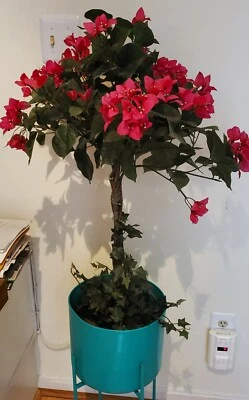 ¡Excelente planta y base artificial de aspecto realista para interiores y exteriores con flor rosa! Foto 1 de 4