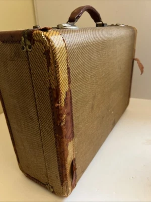 "MALETA TWEED VINTAGE AÑOS 40 amarilla con ribete de cuero y latón 18""x12""x6"" utilería" Foto 1 de 4