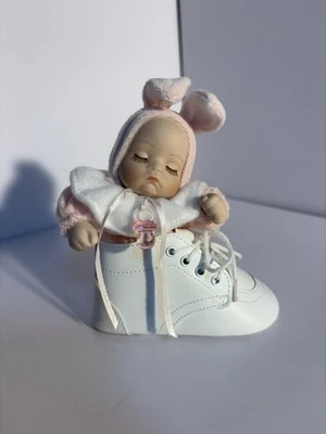 Musical Baby Keepsake Porcelain Doll In Bunny Outfit In A Baby Shoe Girl - Изображение 1 из 4