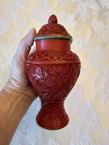 Chinesische Blume geschnitzt rot Zinnober Lack Ingwer Glas & blaue Emaille Vintage 7" - Bild 1 von 15