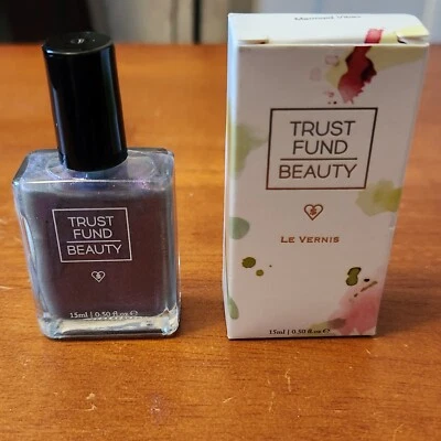Esmalte de uñas TRUST FUND BEAUTY Le Vernis in Mermaid Vibe púrpura brillante Foto 1 de 2