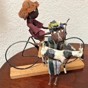 Uganda hecha a mano alambre escultura papel maché hombre en bicicleta mujer con cabra arte popular - Imagen 1 de 7