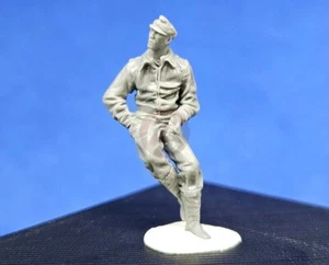 Piloto de la Luftwaffe de Djiti 1/48 sentado en el borde de la cabina con cigarrillo Segunda Guerra Mundial 48012 - Imagen 1 de 1