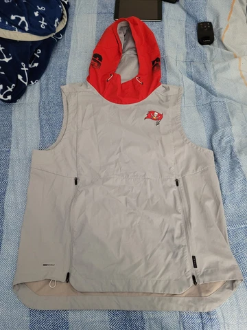 Tampa Bay Buccaneers Nike Shield On Field Hooded Vest Mens  Gray NFL Cover