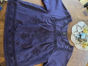 Lucky Brand Seidentop lila Ösen bestickt Größe S unbenutzt - Bild 1 von 9