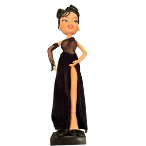 Muñeca de moda nocturna Bratz x Kylie Jenner con vestido de noche y soporte - Imagen 1 de 7