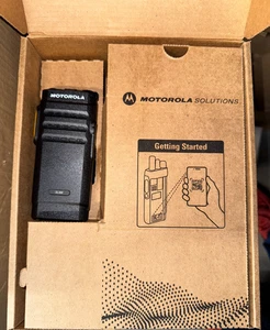 Motorola SL300 UHF 99 Channel Display Radio - Black (AAH88QCP9JA2AN) - Afbeelding 1 van 3