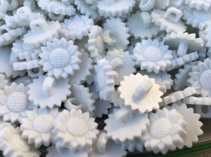 White Nylon Sunflower Button 15mm 5/8" Shank - Picture 1 of 2