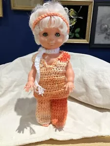 bambola plastica vintage alta 12”, made in england anni 70 vestiti all'uncinetto a mano - Foto 1 di 7