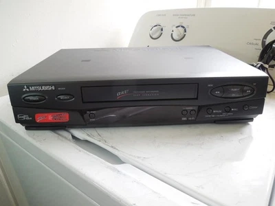 Grabadora de casete de video VHS Hi-Fi de 4 cabezales Mitsubishi modelo HS-U575 Foto 1 de 4
