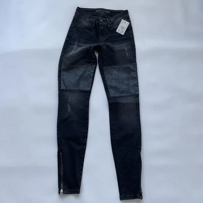 Pantalones de mezclilla ajustados de tiro medio Guess para mujer negros lavados con paneles de patas de cuero talla 23 Foto 1 de 4