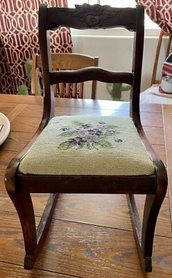 Mecedora vintage para muñeca infantil asiento tapiz punta de aguja talla floral años 40’s Foto 1 de 4