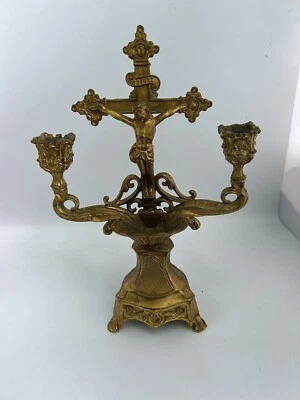 Antiguo crucifijo de llamada enferma de latón/bronce con candelabros y fuente de agua bendita Foto 1 de 4