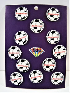 Vintage Budweiser Bier Fußball (Kunststoff) Pin Display 12 auf Karte alter Lagerbestand - Bild 1 von 2