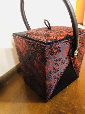 美丽的红龙中国黑色丝绸? 外带盒手提包/化妆包,二手 — 第 1/4 张图片