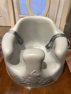 Asiento de piso de espuma suave para bebé Bumbo con arnés ajustable gris frío Foto 1 de 4