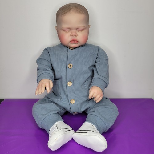 Bambola addormentata Reborn Pickle di Nikki Johnston 2023 Converse Chucks seduta bambino