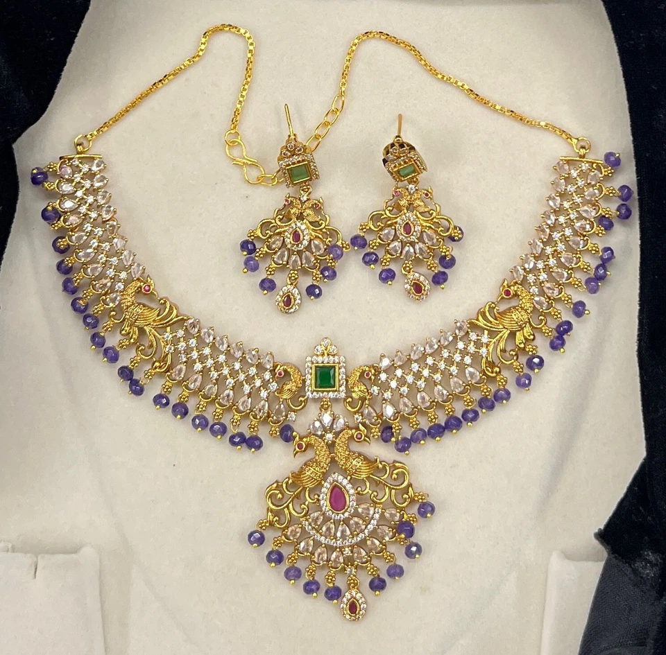 Juego de collar con pendientes de diseño tradicional tachonado piedra circonita cúbica chapada en oro Foto 1 de 1