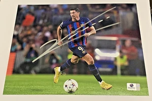 Robert Lewandowski FC Barcelona Signed Autographed 8x10 Photo - Picture 1 of 2