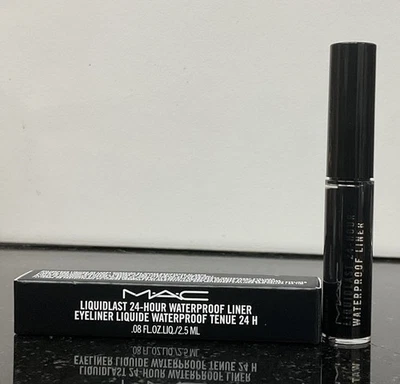 Delineador de ojos impermeable MAC Liquidlast 24 horas Liquid Point negro 0,08 oz/2,5 ml Foto 1 de 4