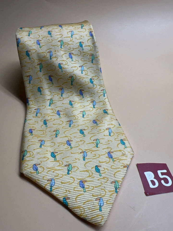 Tommy Hilfiger Silk Tie made in Italy Parrot tie 56" x 3.75 - Image 1 of 4