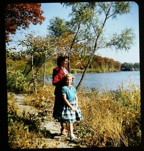 Mother & daughter @ Lake George Hobart IN - Fall 1956 Stereo Realist slide #1933 - Picture 1 of 3