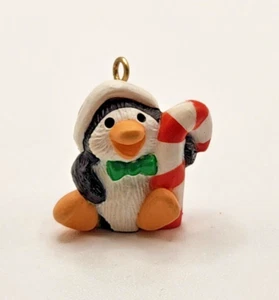 Hallmark Keepsake Ornament Penguin Pal con bastón de caramelo #2 en la serie - Imagen 1 de 8