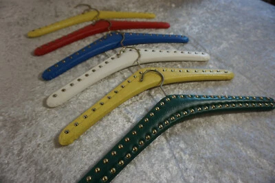 6 x bunte Bügel Kleiderbügel 1980er Jahre Vintage Retro Holz & Kunstleder - Bild 1 von 4