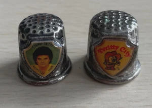 LOT 2 SAMMLERSTÜCKE Conway Twitty Metall Fingerhut Souvenir Memorabilia Foto selten - Bild 1 von 4