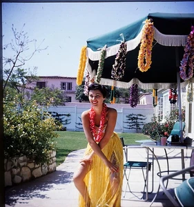Attractive woman in hula skirt and lei - 1950s Stereo Realist Slide RBT mount - Picture 1 of 3