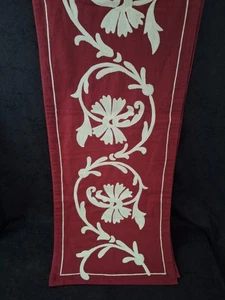 Williams Sonoma Cabernet Red and White Crewel TABLE RUNNER 16" x 90" - Bild 1 von 10