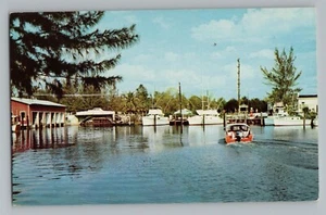 Postal cromada 1955 Stuart Florida FL barcos de pesca Frazier Creek Curt Teich - Imagen 1 de 2