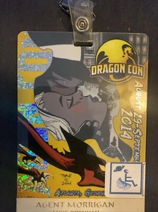 Insignia Convención Dragon Con 2014 Excelente Estado - Imagen 1 de 3