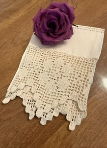 FLORAL FILET LACE TOWEL 21" X 13" FAMILY HEIRLOOM ESTATE AFTER LONG STORAGE - Picture 1 of 9