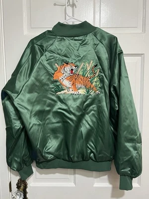 Chaqueta de nailon verde bordada tigre con monograma “Bobby” para hombre talla grande Foto 1 de 4