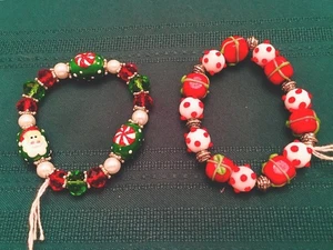 Weihnachten Kunst Glasperlen Stretch Armbänder 2 Stück Grün Rot Silber Weiß Neu - Bild 1 von 12