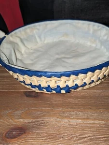 Gefütterter geflochtener 11" Brotkorb mit marineblauem Akzent und Delfter Stil Keramik... - Bild 1 von 6