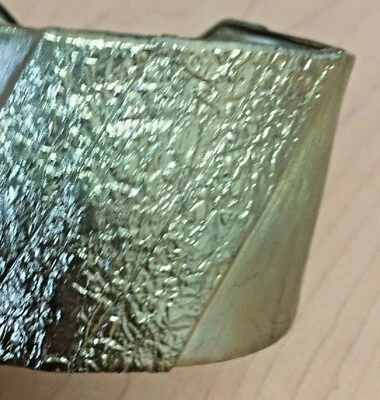 Brazalete de Diosa Silpada K and R Athena Brazalete Oro Texturizado Latón KRB0001  Foto 1 de 4