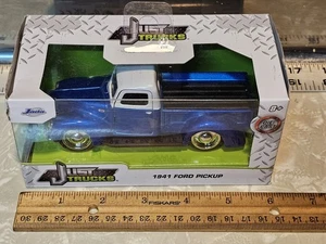 JADA JUST TRUCKS - 1941 FORD PICKUP METALLIC BLAU-WEISS MASSSTAB 1:32 - Bild 1 von 12