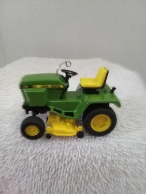 Adorno de tractor de jardín John Deere Foto 1 de 4