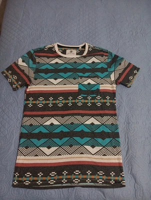 On The Byas Men's Tshirt Size S Pre Own 100% Cotton Short Sleeve - Imagem 1 de 3