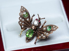8K Gold - antike Fliege-Brosche - 0.18 ct Diamant - Peridote und Saatperlen
