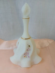 Bonita campana vintage Fenton con volantes flores satinadas adorno dorado firmada M Nichols - Imagen 1 de 9