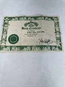 Vintage 1983 Kohlaufnäher Kinder Puppe Geburtsurkunde Kora Gigi Taylor - Bild 1 von 8