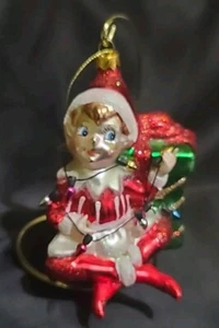 ELF sitting w/ Christmas Lights Ornament Crossed legs gift box glitter 4.5" - Picture 1 of 7