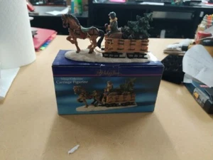 Holiday Time Weihnachtsdorf Sammlerstück - PFERD, SCHLITTEN, FAHRER & Weihnachtsbaum - Bild 1 von 4