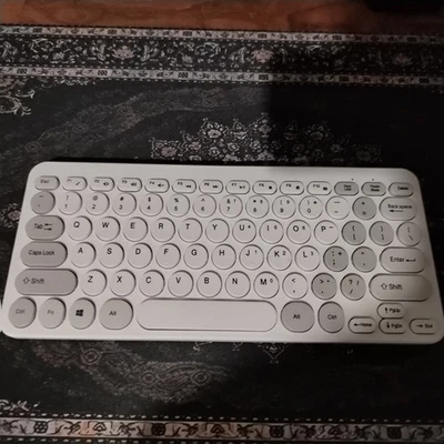 Wireless Keyboard ModelGK500 Dongle 5v 2.4ghz Grey And White. 2 Double A Battery - Image 1 of 4