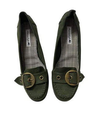 Mocasines de gamuza verde oliva American Eagle con hebilla de latón — cuña 7,5 para mujer Foto 1 de 4